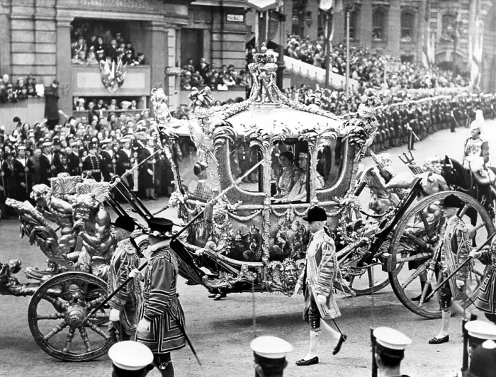 Framed Print : The magnificent state coach, King George VI and Queen Elizabeth I seated inside, passing through Trafalgar Square to Westminster Abbey, during the coronation procession. 5 / 18 / 37 Framed Print : The magnificent state coach, King George VI and Queen Elizabeth I seated inside, passing through Trafalgar Square to Westminster Abbey, during the coronation procession. 5 / 18 / 37