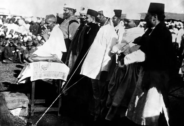 Framed Print : Mahatma Gandhi adresses a meeting. ca.1927. Courtesy: CSU Archives / Everett Collection Framed Print : Mahatma Gandhi adresses a meeting. ca.1927. Courtesy: CSU Archives / Everett Collection