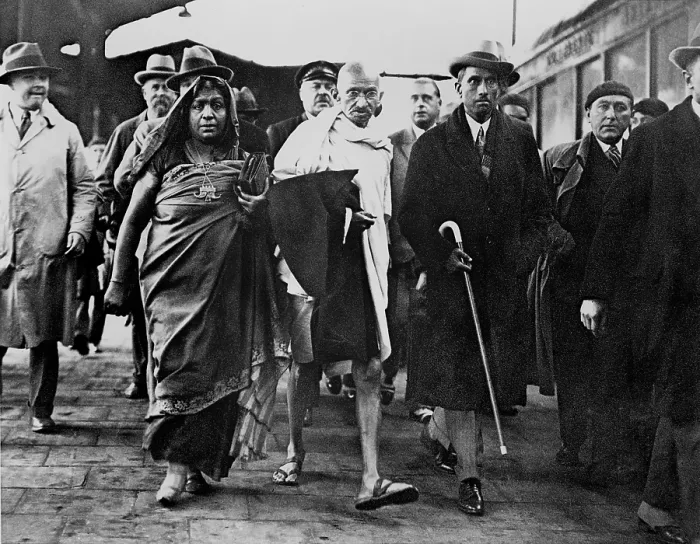 Framed Print : Mahatma Gandhi arriving at Folkstone, U.K. for the Round Table conference. To Gandhi's right is Indian poet, Sarojini Naidu, independence activist