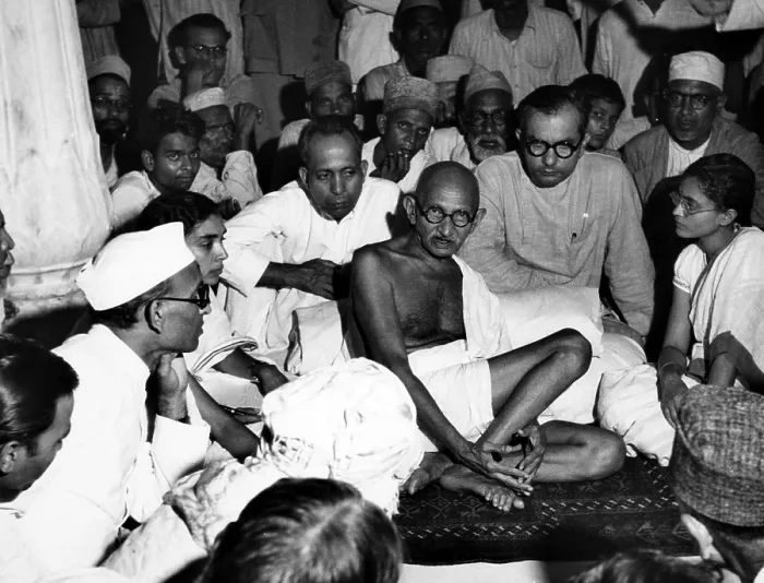 Framed Print : Mahatma Gandhi listens to Muslims during the height of the warfare between Muslims, Sikhs and Hindus in India. ca 1940s.Courtesy: CSU Archives / Everett Collection