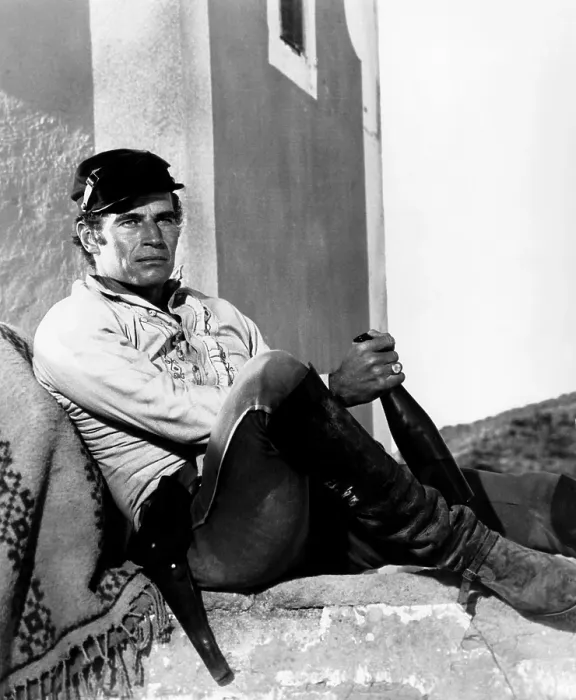 Framed Print : MAJOR DUNDEE, Charlton Heston, 1965 Framed Print : MAJOR DUNDEE, Charlton Heston, 1965