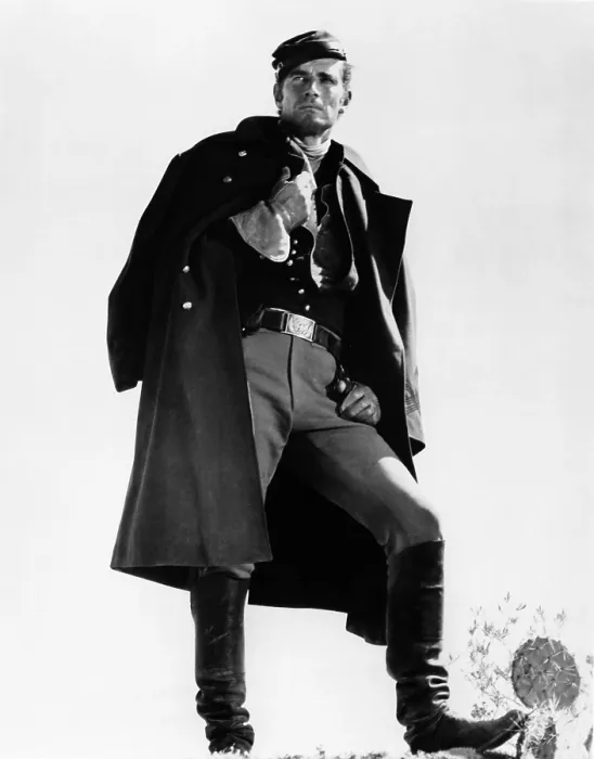 Framed Print : MAJOR DUNDEE, Charlton Heston, 1965 Framed Print : MAJOR DUNDEE, Charlton Heston, 1965