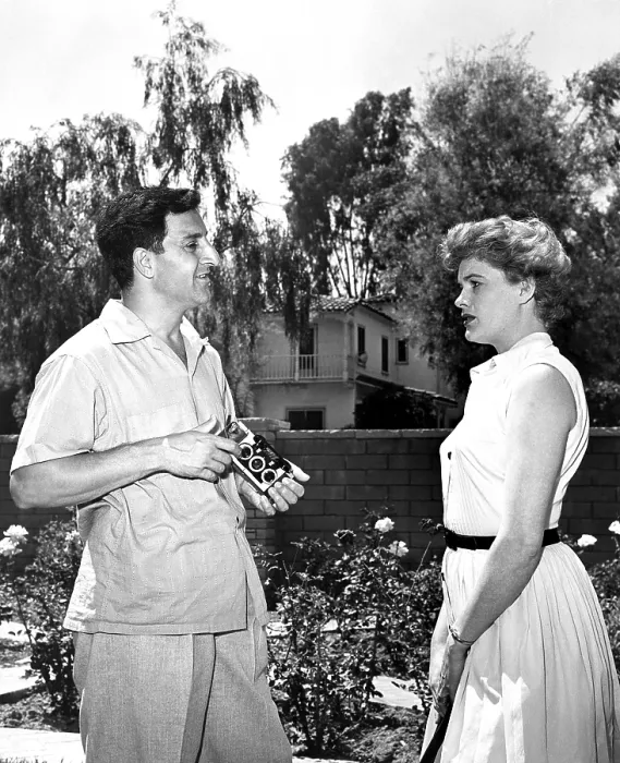Framed Print : MAKE ROOM FOR DADDY, (aka THE DANNY THOMAS SHOW), costar Jean Hagen, visiting Danny Thomas at his Beverly Hills home, (1953), 1953-65