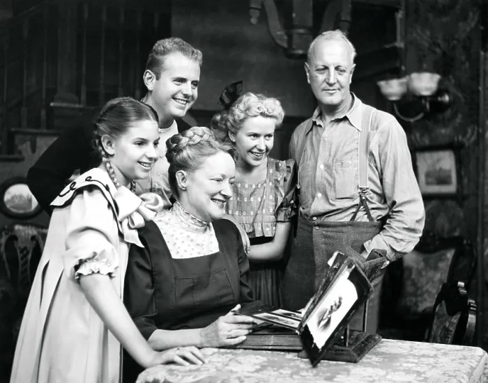 Framed Print : MAMA, (aka I REMEMBER MAMA), from left, Robin Morgan, Dick Van Patten, Peggy Wood, Rosemary Rice, Judson Laire, 1949-57