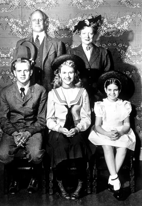 Framed Print : MAMA, (aka I REMEMBER MAMA), front from left, Dick Van Patten, Rosemary Rice, Robin Morgan; back from left, Judson Laire, Peggy Wood, 1949-57
