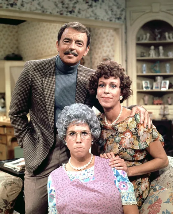Framed Print : MAMA'S FAMILY, Ken Berry, Vicki Lawrence, Carol Burnett, 1983-1984