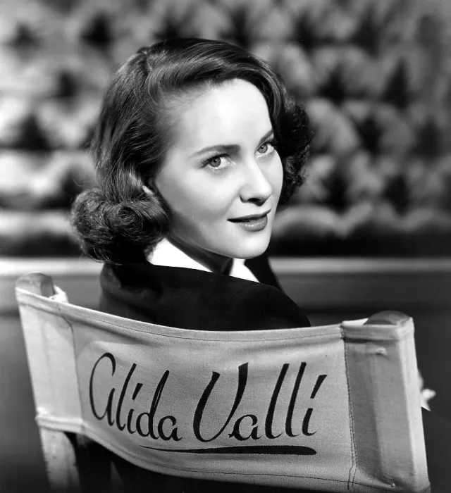 Framed Print : THE THIRD MAN, Alida Valli, on the set, 1949