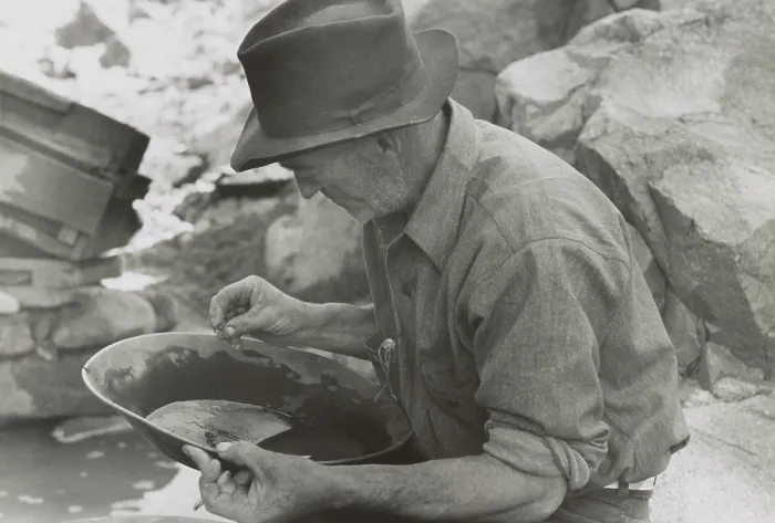 Framed Print : Man panning gold at Pinos Altos, New Mexico. He holds a gold nugget. May-June, 1940. Photo by Russell Lee. (BSLOC_2014_13_236)