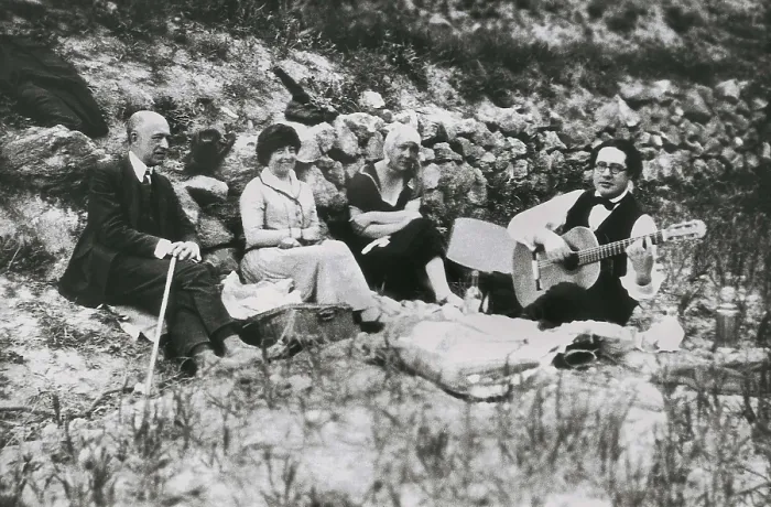 Framed Print : Manuel de Falla (left), his sister Mara del Carmen, Emilia Llanos and Andrs Segovia during an excursion on the outskirts of Granada. SPAIN. Granada. Manuel de Falla Archive Framed Print : Manuel de Falla (left), his sister Mara del Carmen, Emilia Llanos and Andrs Segovia during an excursion on the outskirts of Granada. SPAIN. Granada. Manuel de Falla Archive