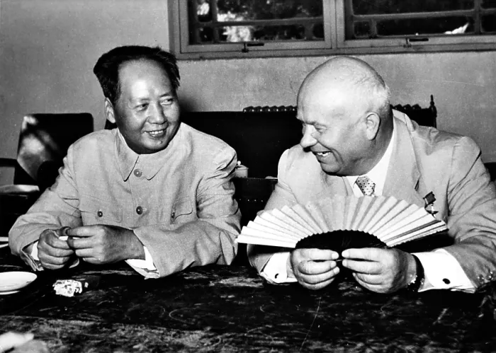 Framed Print : Mao Tse-Tung meeting with Nikita Khrushchev in Beijing, 1963. Courtesy: CSU Archives  /  Everett Collection