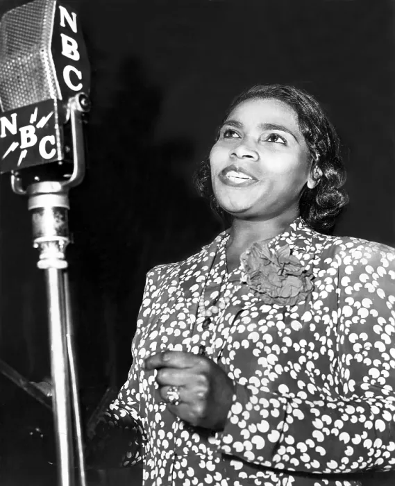 Framed Print : Marian Anderson, contralto, singing on The Telephone Hour, an NBC radio program in 1943.. Courtesy: CSU Archives  /  Everett Collection