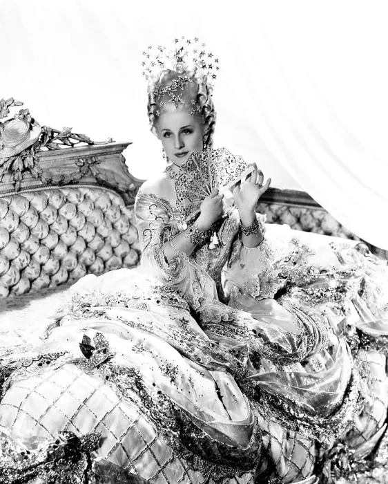Framed Print : MARIE ANTOINETTE, Norma Shearer (in a costume by Adrian and a wig by Sydney Guilaroff), 1938
