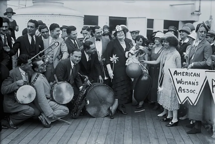 Framed Print : Marie Dressler (1868-1934), Canadian born comedienne and character actress posing with the American Woman's Association in 1925