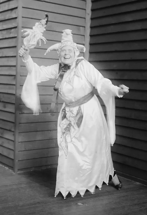Framed Print : Marie Dressler (1868-1934), Canadian born comedienne, posing as a jester. Ca. 1910 Framed Print : Marie Dressler (1868-1934), Canadian born comedienne, posing as a jester. Ca. 1910
