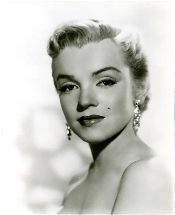 Framed Print : Marilyn Monroe, ALL ABOUT EVE, 1950. - Photo: Courtesy Everett Collection