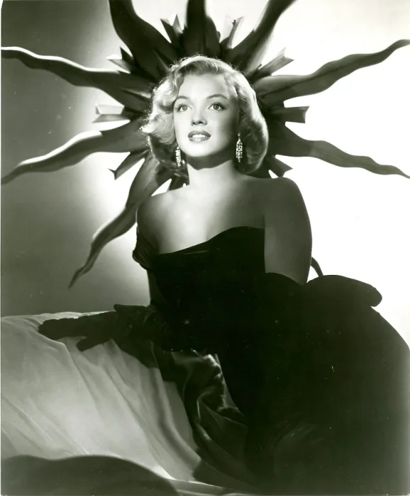 Framed Print : Marilyn Monroe, ca. 1950. - Photo: Courtesy Everett Collection Framed Print : Marilyn Monroe, ca. 1950. - Photo: Courtesy Everett Collection