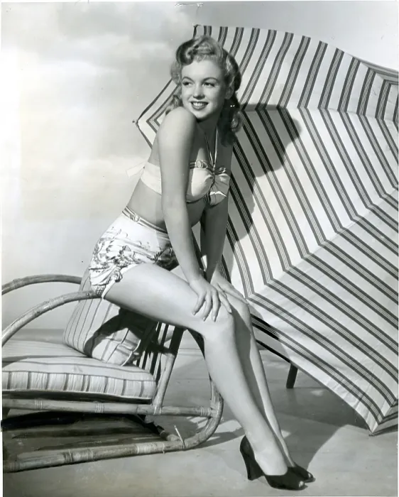 Framed Print : Marilyn Monroe, ca. 1950. - Photo: Courtesy Everett Collection Framed Print : Marilyn Monroe, ca. 1950. - Photo: Courtesy Everett Collection
