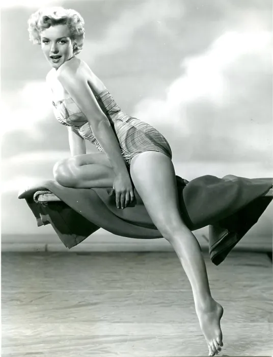 Framed Print : Marilyn Monroe, in a ca. 1951 cheesecake shot. - Photo: Courtesy Everett Collection Framed Print : Marilyn Monroe, in a ca. 1951 cheesecake shot. - Photo: Courtesy Everett Collection