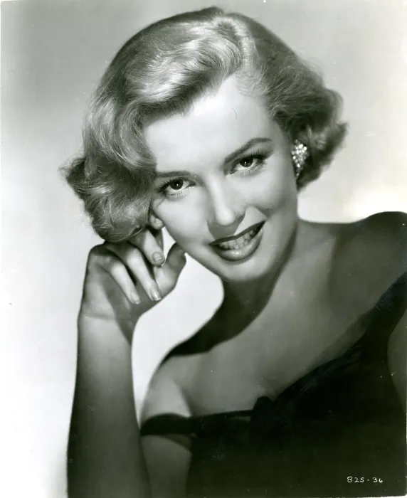 Framed Print : Marilyn Monroe in LOVE NEST, 1951. - Photo: Courtesy Everett Collection