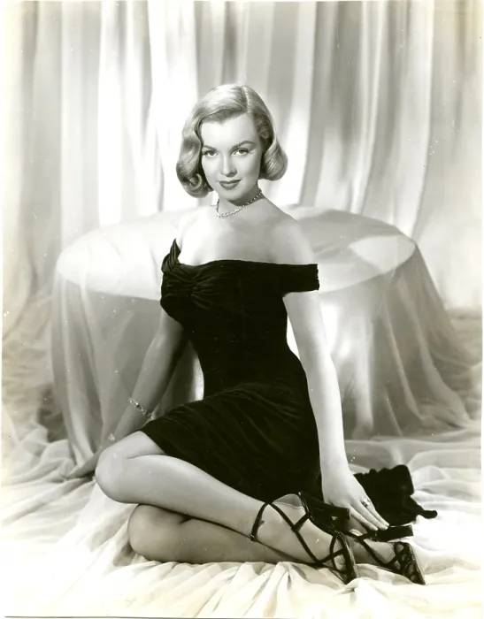 Framed Print : Marilyn Monroe, in a publicity shot for THE ASPHALT JUNGLE, 1950. - Photo: Courtesy Everett Collection Framed Print : Marilyn Monroe, in a publicity shot for THE ASPHALT JUNGLE, 1950. - Photo: Courtesy Everett Collection