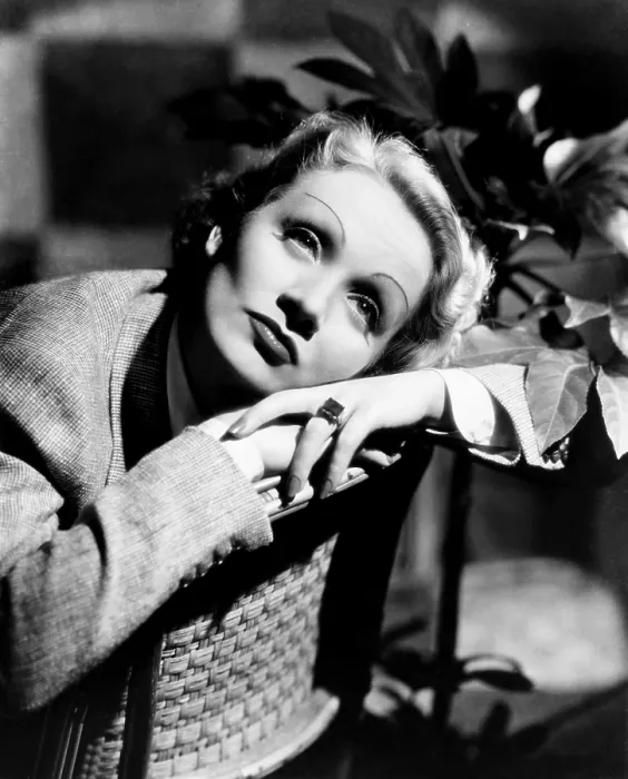 Framed Print : Marlene Dietrich, 1935 Framed Print : Marlene Dietrich, 1935