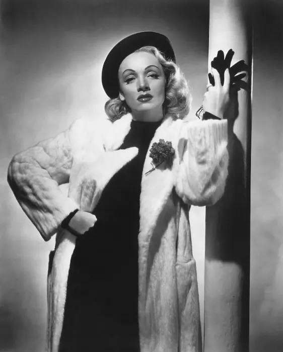 Framed Print : Marlene Dietrich, 1947 Framed Print : Marlene Dietrich, 1947