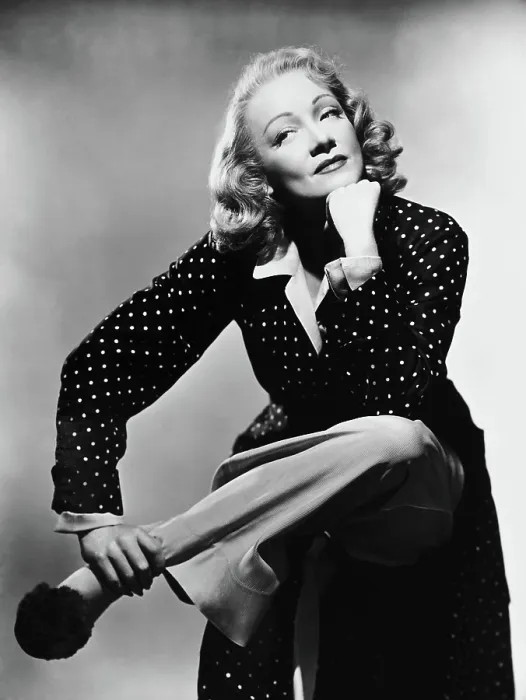 Framed Print : Marlene Dietrich, ca. 1937 Framed Print : Marlene Dietrich, ca. 1937