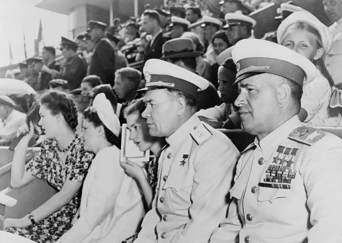 Framed Print : Marshal Georgii Zhukov (far right) and Marshal Konstantin Vershinin in 1947