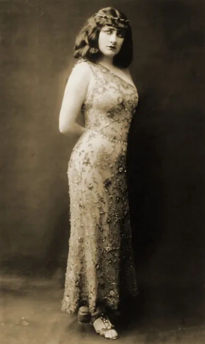 Framed Print : Mary Garden (1877-1967), as the pagan courtesan Thais, in a skin tight sequined gown, for the 1909 production of the opera by Jules Massenet Framed Print : Mary Garden (1877-1967), as the pagan courtesan Thais, in a skin tight sequined gown, for the 1909 production of the opera by Jules Massenet