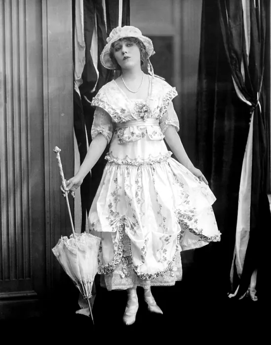 Framed Print : Mary Pickford, circa 1917. Courtesy: CSU Archives / Everett Collection