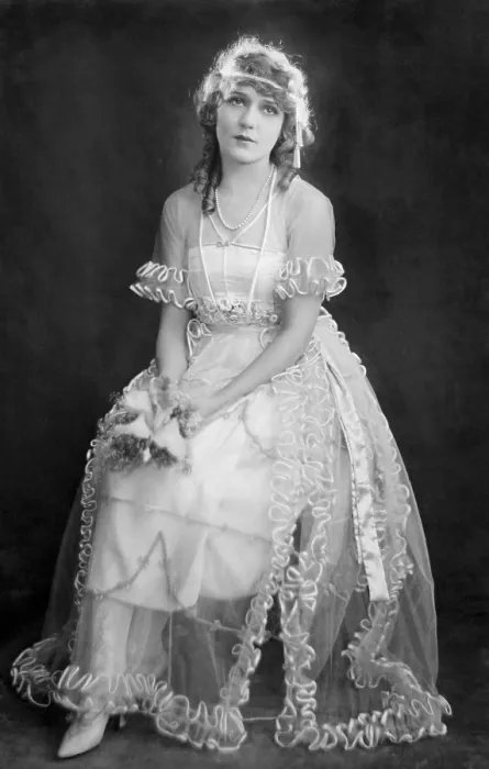 Framed Print : Mary Pickford in her wedding dress, 1920 Framed Print : Mary Pickford in her wedding dress, 1920