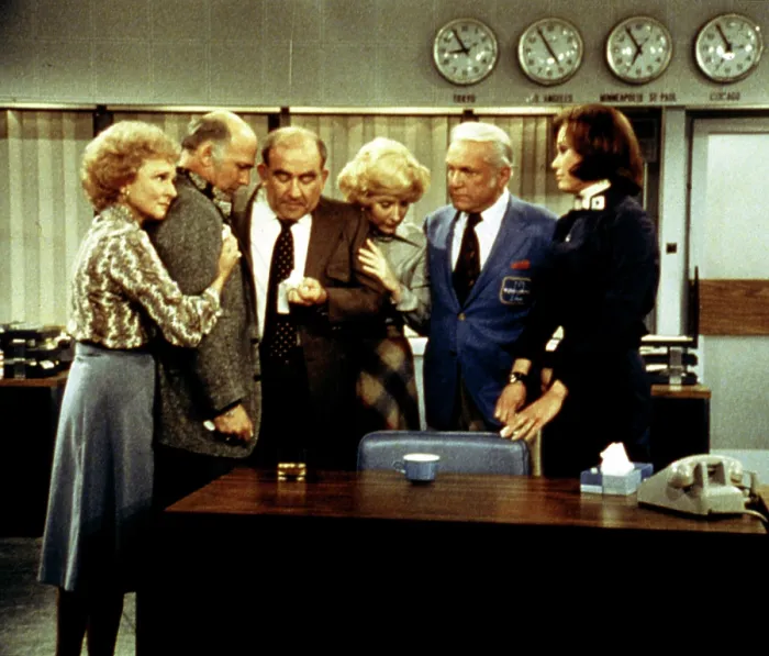 Framed Print : MARY TYLER MOORE SHOW,  Betty White, Gavin MacLeod, Ed Asner, Georgia Engel, Ted Knight, Mary Tyler Moore, 1970-1977