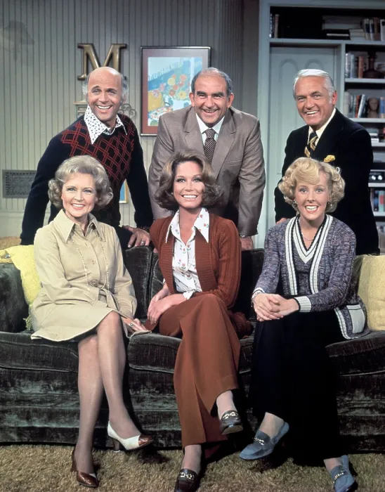 Framed Print : MARY TYLER MOORE SHOW, THE, (top row): Gavin MacLeod, Ed Asner, Ted Knight, (seated): Betty White, Mary Tyler Moore, Georgia Engel, 1970-77