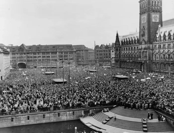 Framed Print : Massive anti-nuclear demonstration against atomic armament for the West German Army. City Hall Square, Hamburg, West Germany. 1958. (BSLOC_2015_2_36) Framed Print : Massive anti-nuclear demonstration against atomic armament for the West German Army. City Hall Square, Hamburg, West Germany. 1958. (BSLOC_2015_2_36)