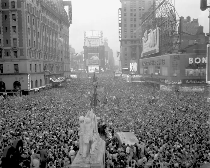 Framed Print : Massive crowd gathers in Times Square to celebrate the surrender of Japan, August 15, 1945. World War 2. (BSLOC_2014_10_265)