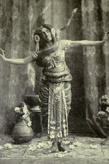 Framed Print : Mata Hari, exotic dancer, was executed in 1917 as a WW1 German Spy. The celebrated Hindu dancer with a snake coiled around her body. Ca. 1910. (BSLOC_2012_4_128)