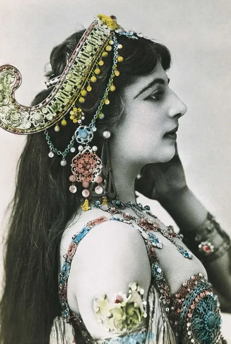 Framed Print : MATA HARI, Margaretha Geertruida Zelle, called (1876-1917). Engraving. AISA / Everett Collection**US SALES ONLY**