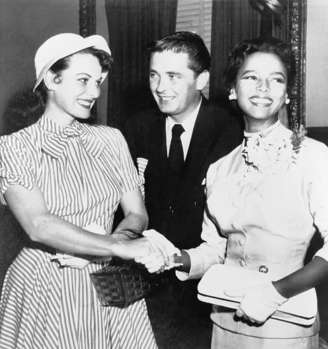 Framed Print : Maureen O'Hara and Dorothy Dandridge (1922-1965) join hands, outside courtroom, as if to seal a pact against Confidential Magazine, while Maureen's brother Framed Print : Maureen O'Hara and Dorothy Dandridge (1922-1965) join hands, outside courtroom, as if to seal a pact against Confidential Magazine, while Maureen's brother