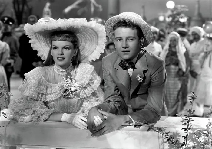Framed Print : MEET ME IN ST. LOUIS, Judy Garland, Tom Drake, 1944 Framed Print : MEET ME IN ST. LOUIS, Judy Garland, Tom Drake, 1944