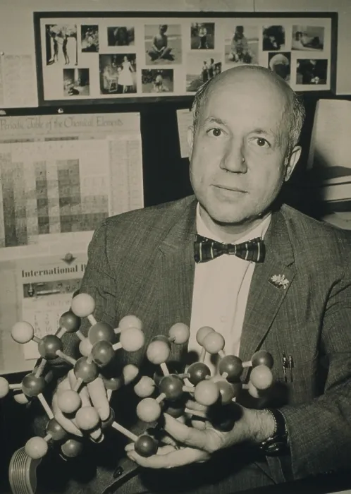 Framed Print : Melvin Calvin (1911-1997 ), 1961 Nobel Prize winning American Chemist holding a model of the sucrose molecule