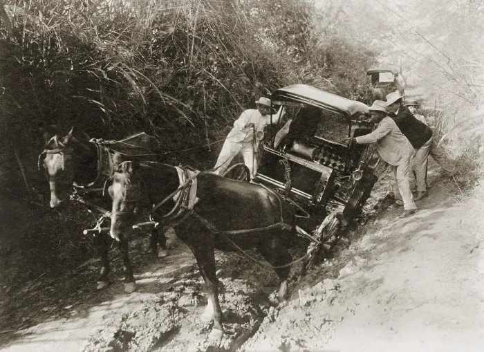 Framed Print : Three men in suits push a horse-drawn carriage stuck in the mud on a Puerto Rican road in 1912. LC-DIG-hec-01567 Framed Print : Three men in suits push a horse-drawn carriage stuck in the mud on a Puerto Rican road in 1912. LC-DIG-hec-01567