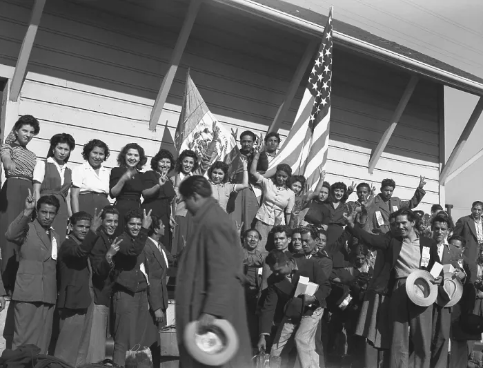 Framed Print : Mexican agricultural laborers arriving in Stockton, California, to harvest beets in May 1943
