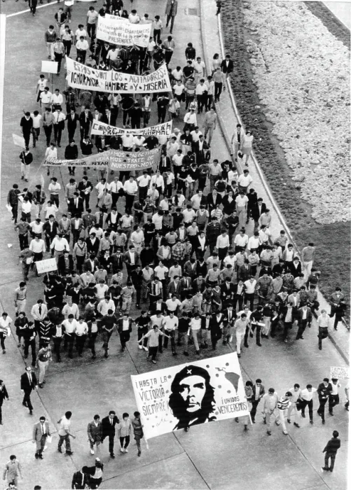 Framed Print : Mexico City: Students stream along Mexico City's Reforma Blvd en route to the Presidential Palace, carrying a banner bearing Che Guevara's portrait. August 13, 1968