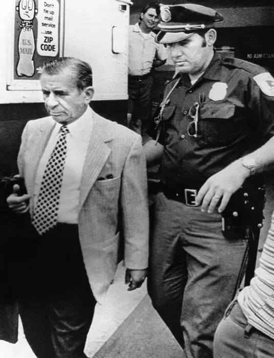 Framed Print : Meyer Lansky leaves the rear of the federal courthouse in Miami escorted by Government security guards
