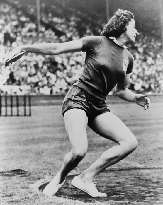 Framed Print : Micheline Ostermeyer, throwing the discus at the 1948 London Olympics. The French athlete won the gold medal only a few weeks after she made her first picked up a discus Framed Print : Micheline Ostermeyer, throwing the discus at the 1948 London Olympics. The French athlete won the gold medal only a few weeks after she made her first picked up a discus
