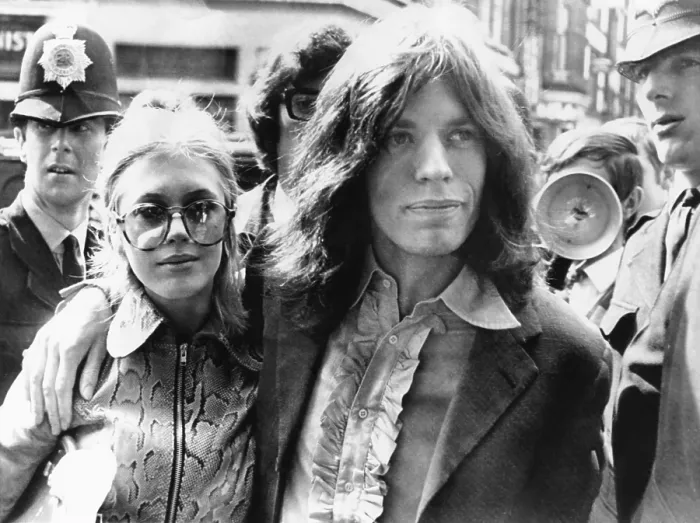 Framed Print : Mick Jagger and his girl friend, singer Marianne Faithful arrive at Magistrate's Court. The couple faced charges of possessing marijuana