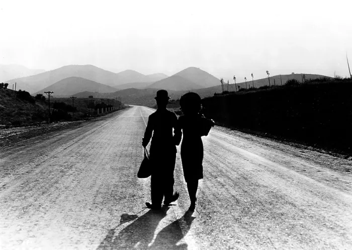 Framed Print : MODERN TIMES, Charlie Chaplin, Paulette Goddard, 1936