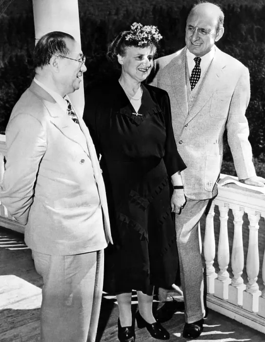 Framed Print : Monetary and Financial Conference at Bretton Woods - Mount Washington Hotel, l-r: H.H. Kung (Minister of Finance, China), Mrs Framed Print : Monetary and Financial Conference at Bretton Woods - Mount Washington Hotel, l-r: H.H. Kung (Minister of Finance, China), Mrs