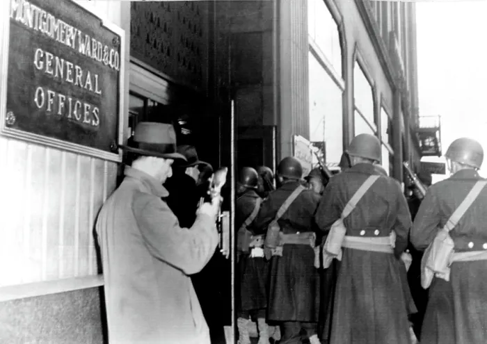 Framed Print : Montgomery Ward and Company, Chicago, military troops & US Marshals arrive to enforce FDR's orders to oust CEO