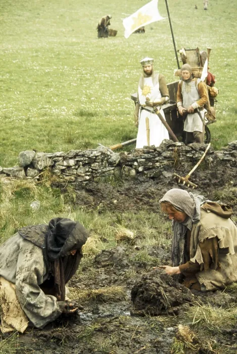 Framed Print : MONTY PYTHON AND THE HOLY GRAIL, top from left: Graham Chapman as King Arthur, Terry Gilliam, 1975 montypythonholygrail-fsc02(montypythonholygrail-fsc02)